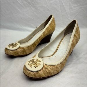 Tory Burch Natural Raffia Wedge Pumps with Cream Trim and Gold Logo SZ 7 M